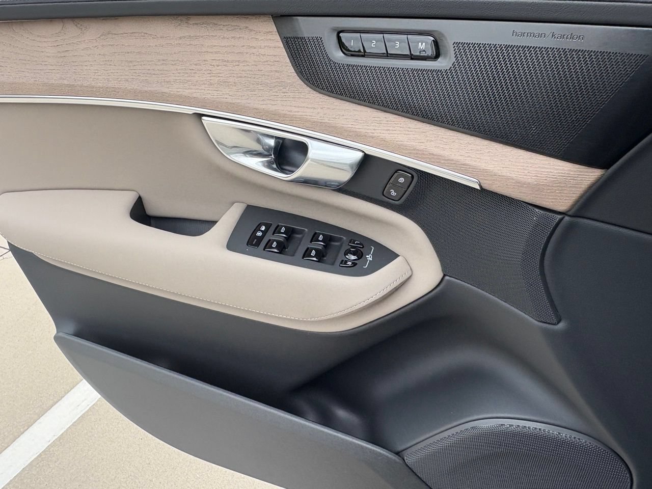 New 2026 Volvo XC90 B5 Plus w/ Protection Package Premier AWD/4WD image 18
