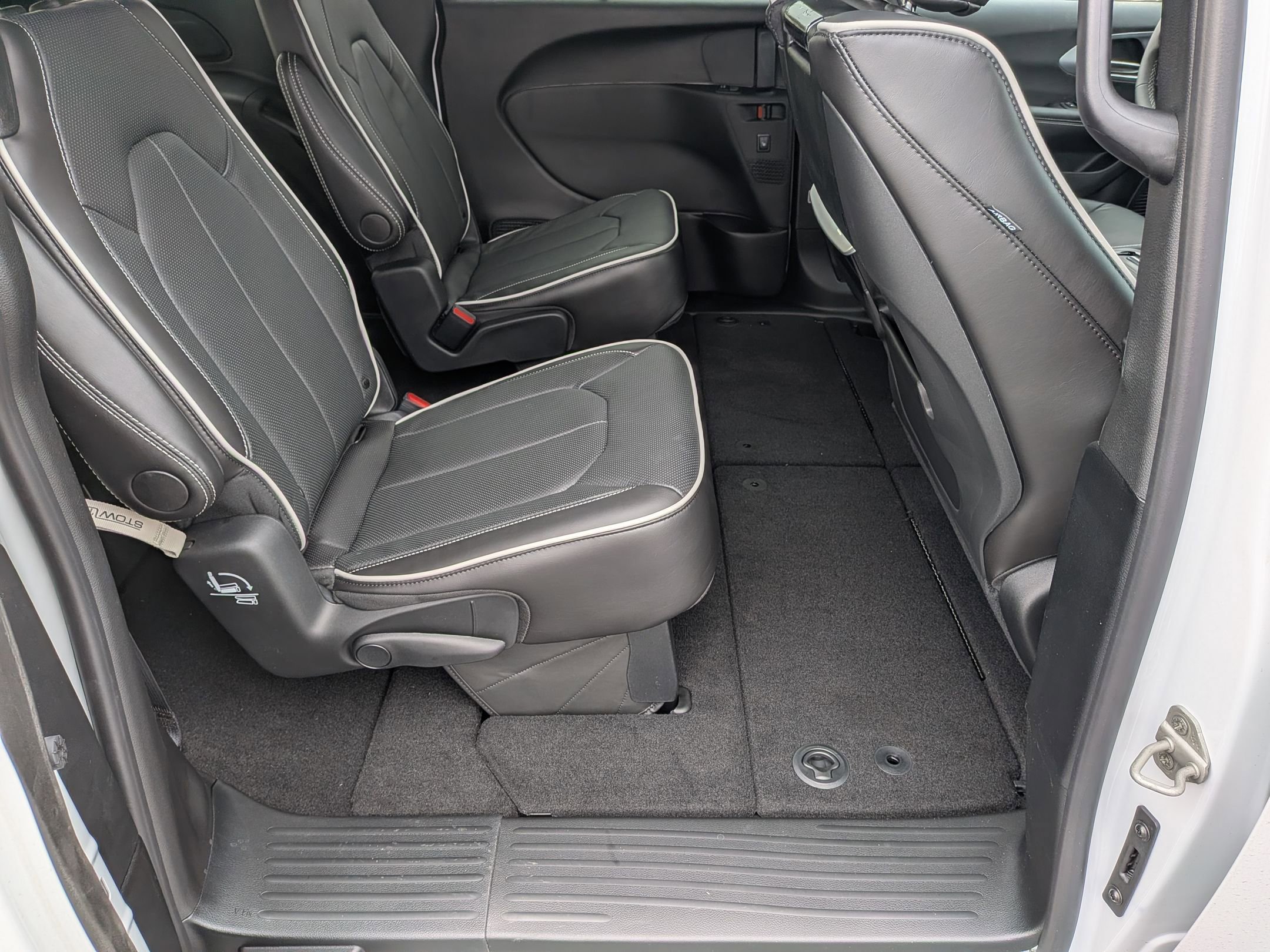 New 2026 Chrysler Pacifica Limited w/ Uconnect Theater Family Group image 38