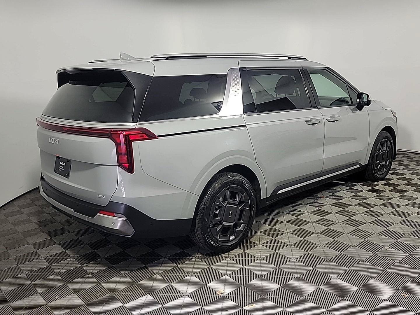 Used 2026 Kia Carnival SX FWD image 4