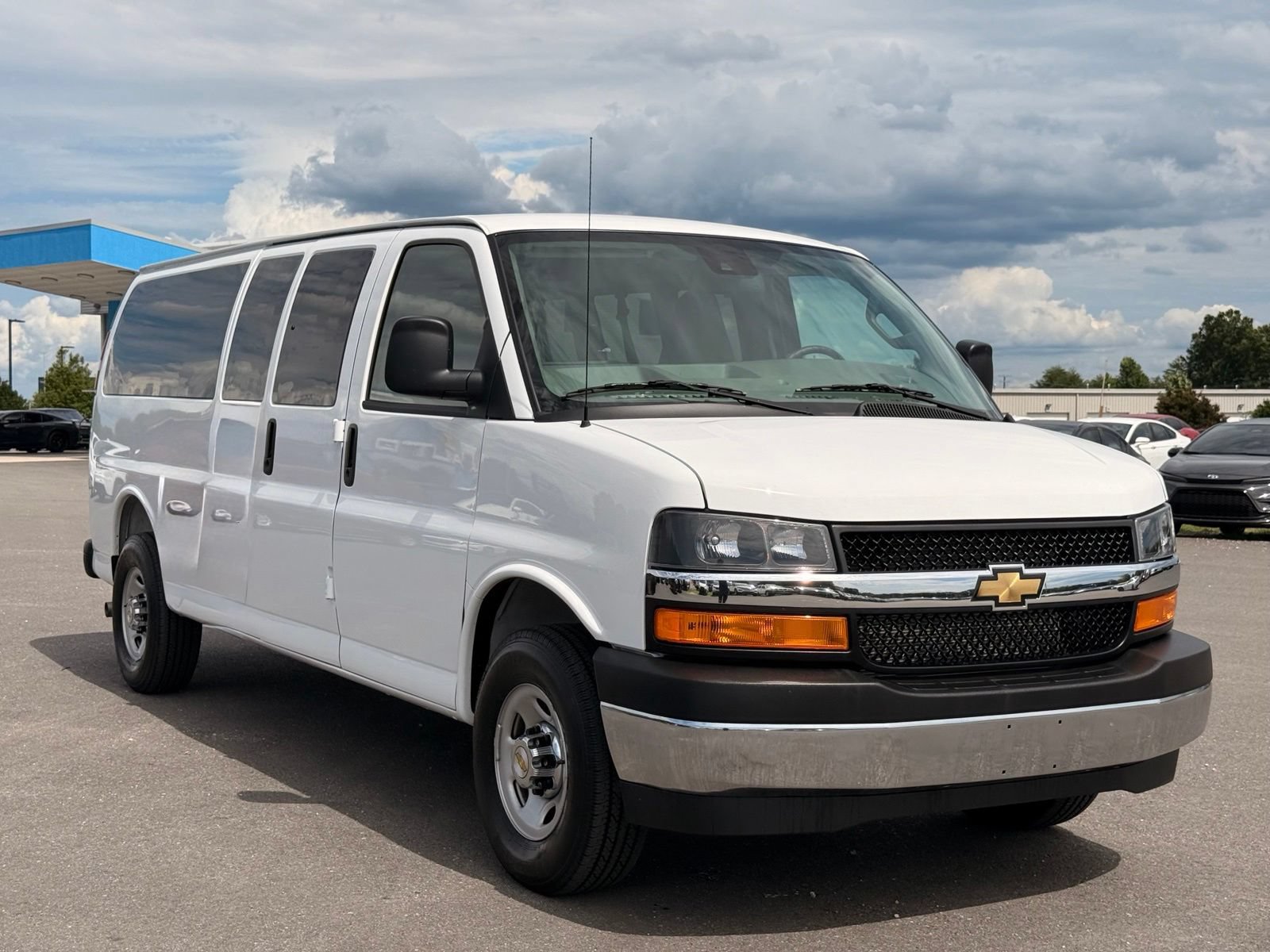 Used 2026 Chevrolet Express 3500 LT w/ LT Preferred Equipment Group RWD image 4