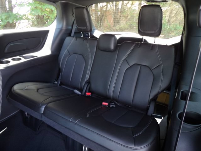 New 2027 Chrysler Pacifica Select FWD image 10
