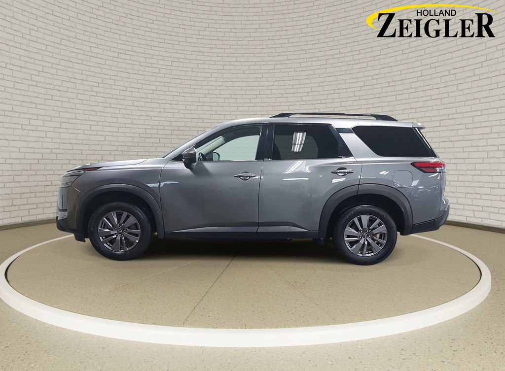 Used 2025 Nissan Pathfinder SV image 8