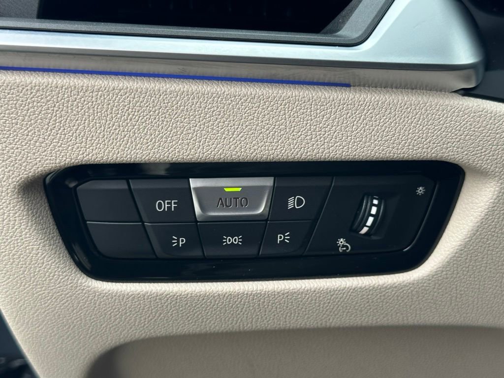 Used 2023 BMW M440i Convertible w/ Premium Package image 32