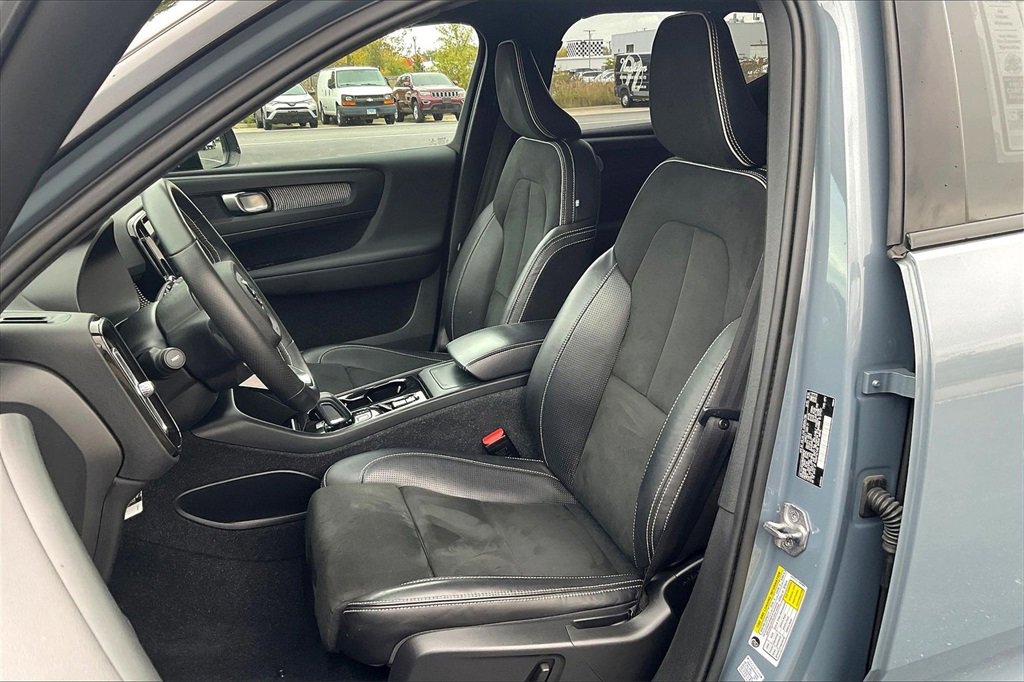 Used 2021 Volvo XC40 T5 R-Design w/ Climate Package image 25