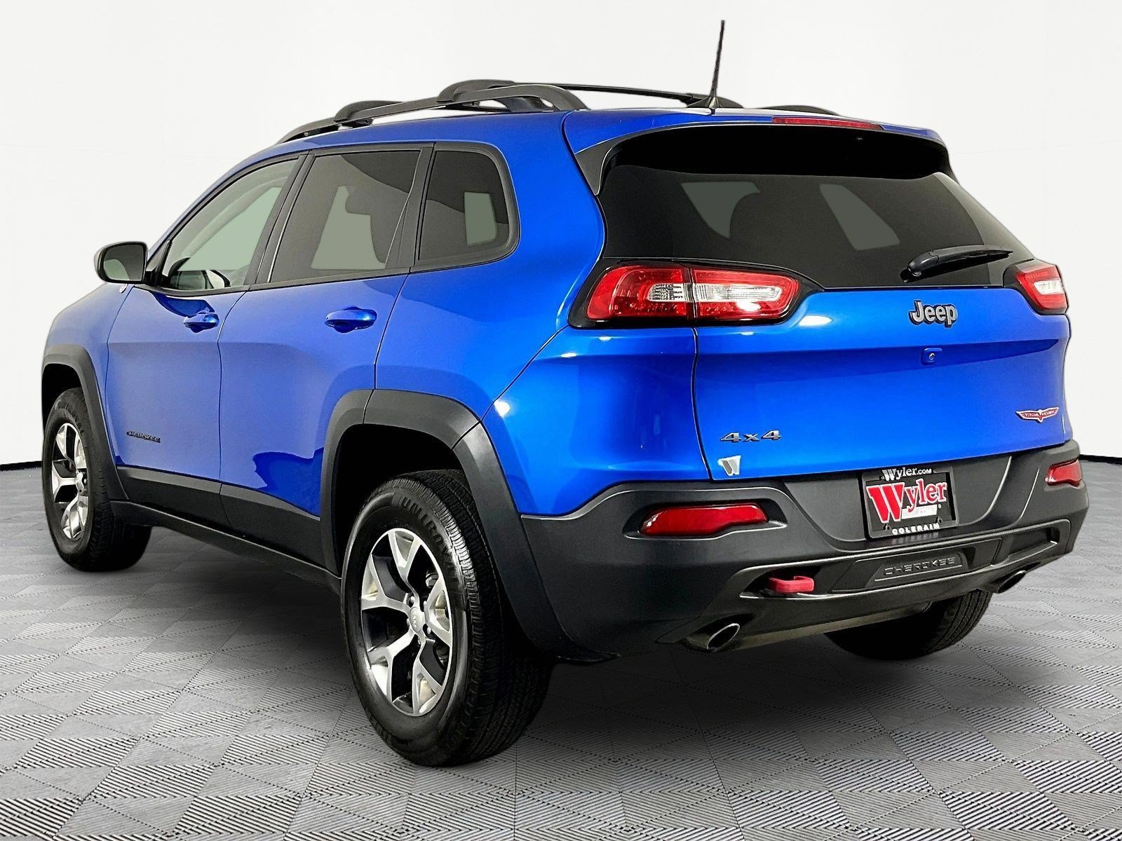 Used 2017 Jeep Cherokee Trailhawk w/ Cold Weather Group AWD/4WD image 4