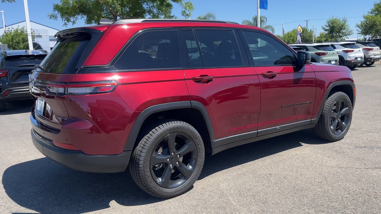 Used 2023 Jeep Grand Cherokee Altitude AWD/4WD image 7