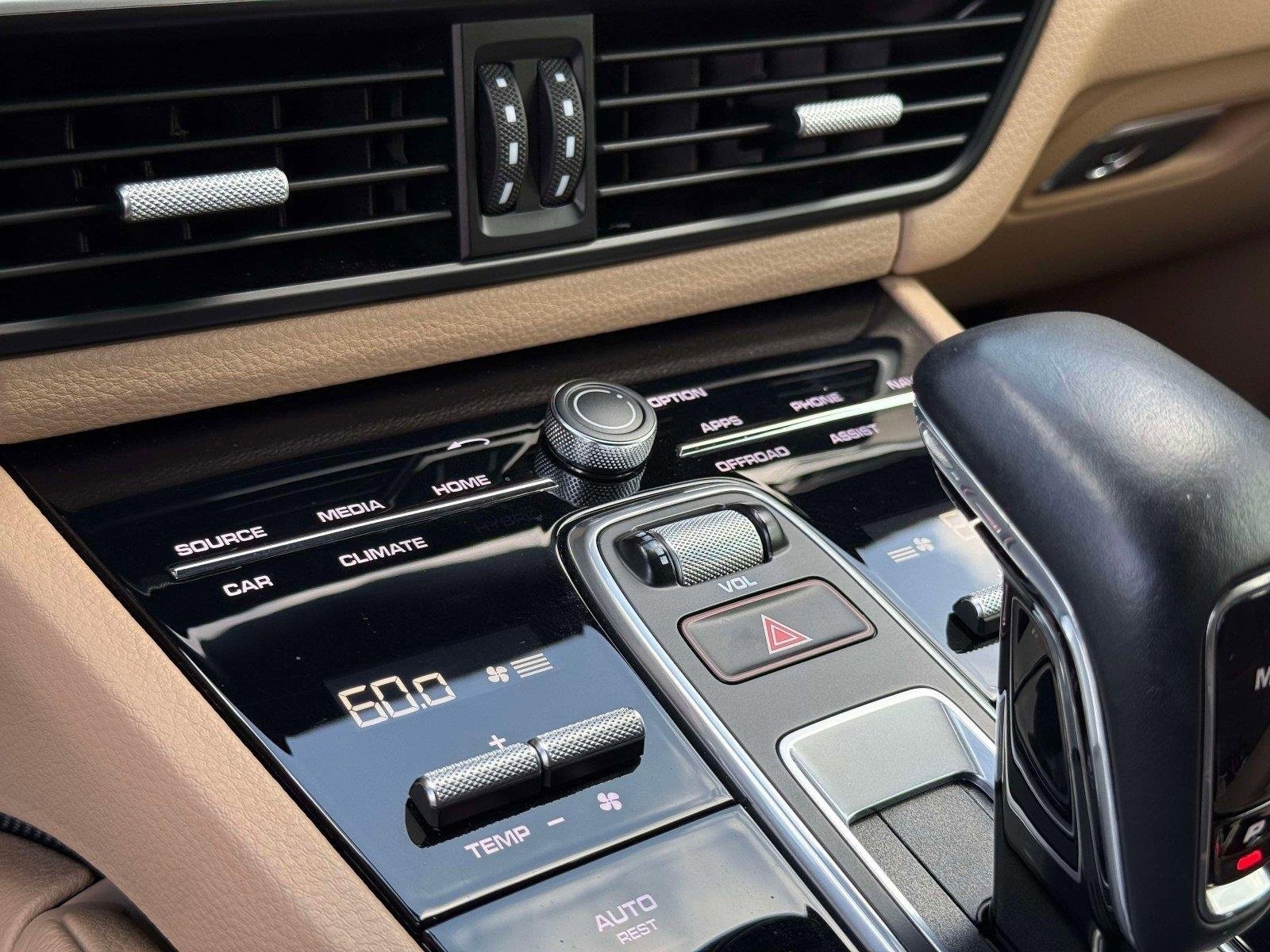 Used 2022 Porsche Cayenne w/ Premium Package image 50