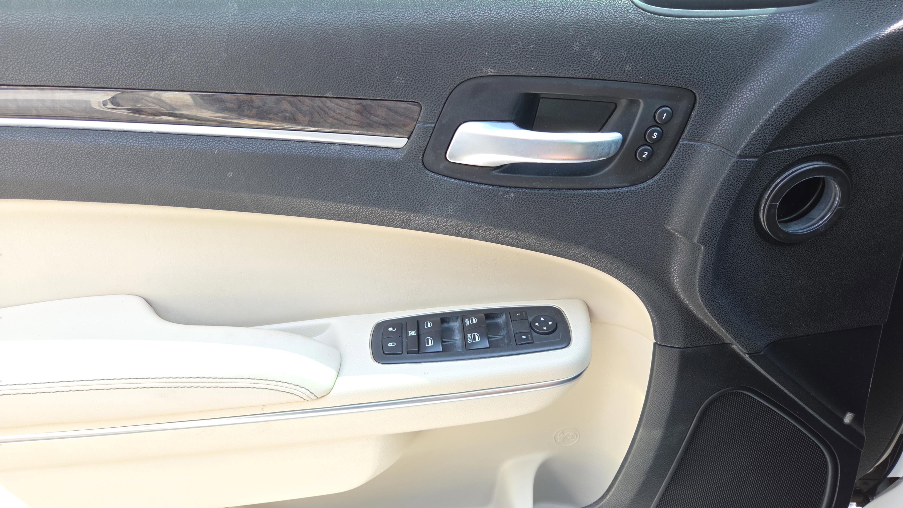 Used 2018 Chrysler 300 Limited image 19