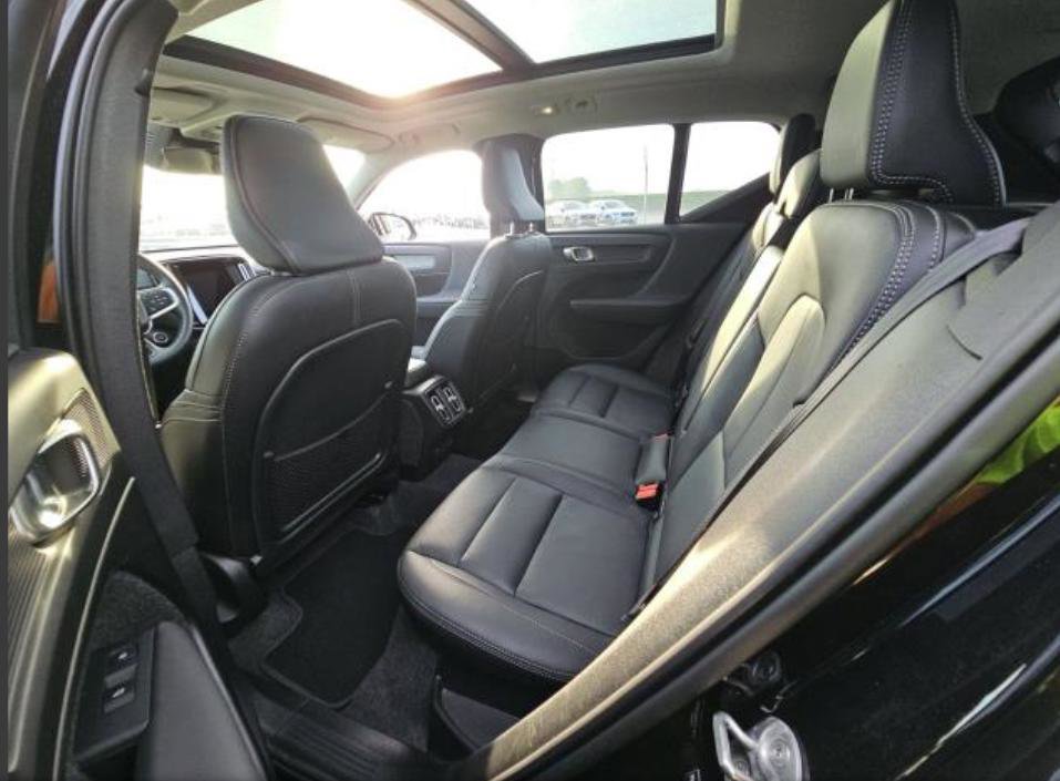Used 2025 Volvo XC40 B5 Plus image 19