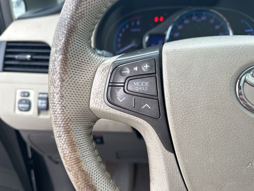 Used 2012 Toyota Sienna XLE image 21
