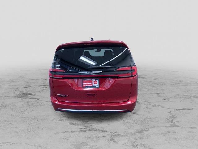 Used 2025 Chrysler Pacifica Select image 9