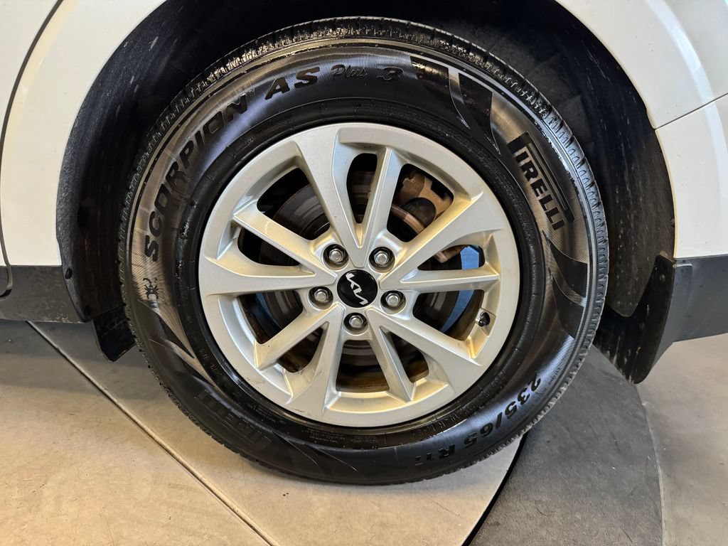 Used 2024 Kia Carnival LX FWD image 25