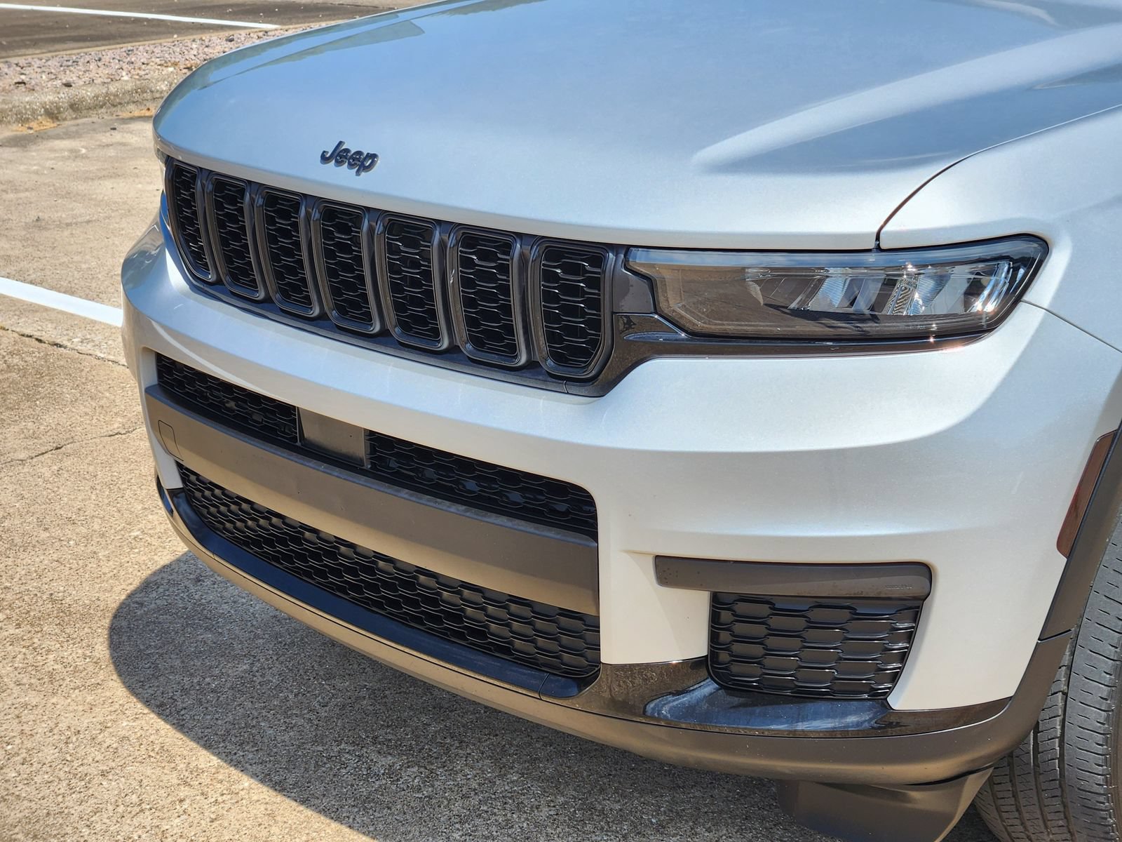 Used 2024 Jeep Grand Cherokee L Laredo AWD/4WD image 8