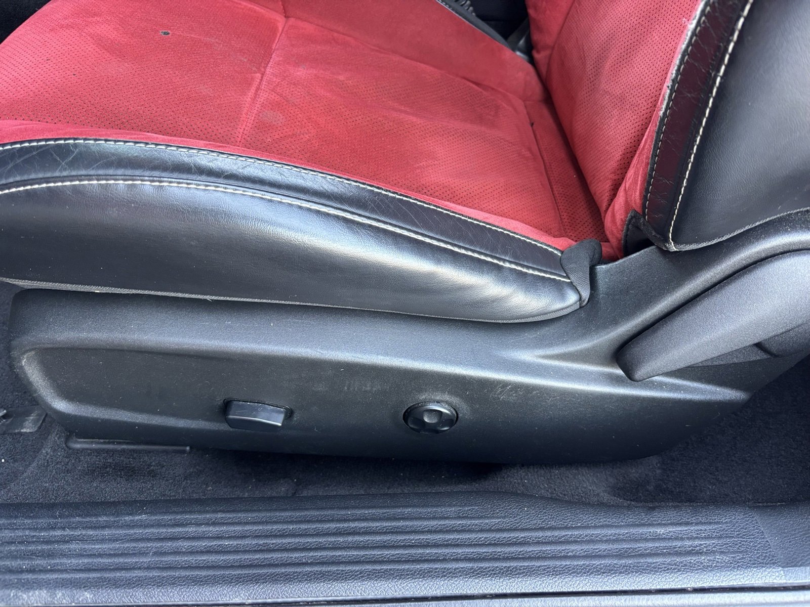 Used 2015 Dodge Challenger SRT image 18