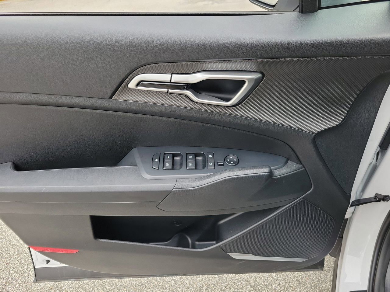 Used 2025 Kia Sportage LX image 12