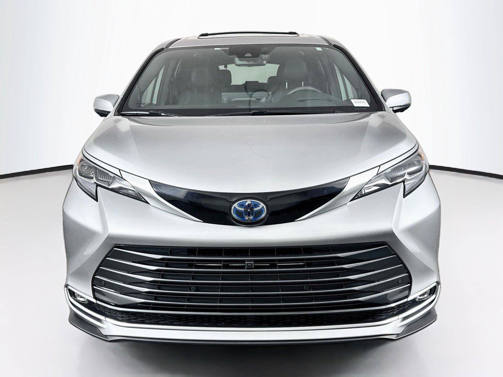 Certified 2025 Toyota Sienna Platinum FWD image 9