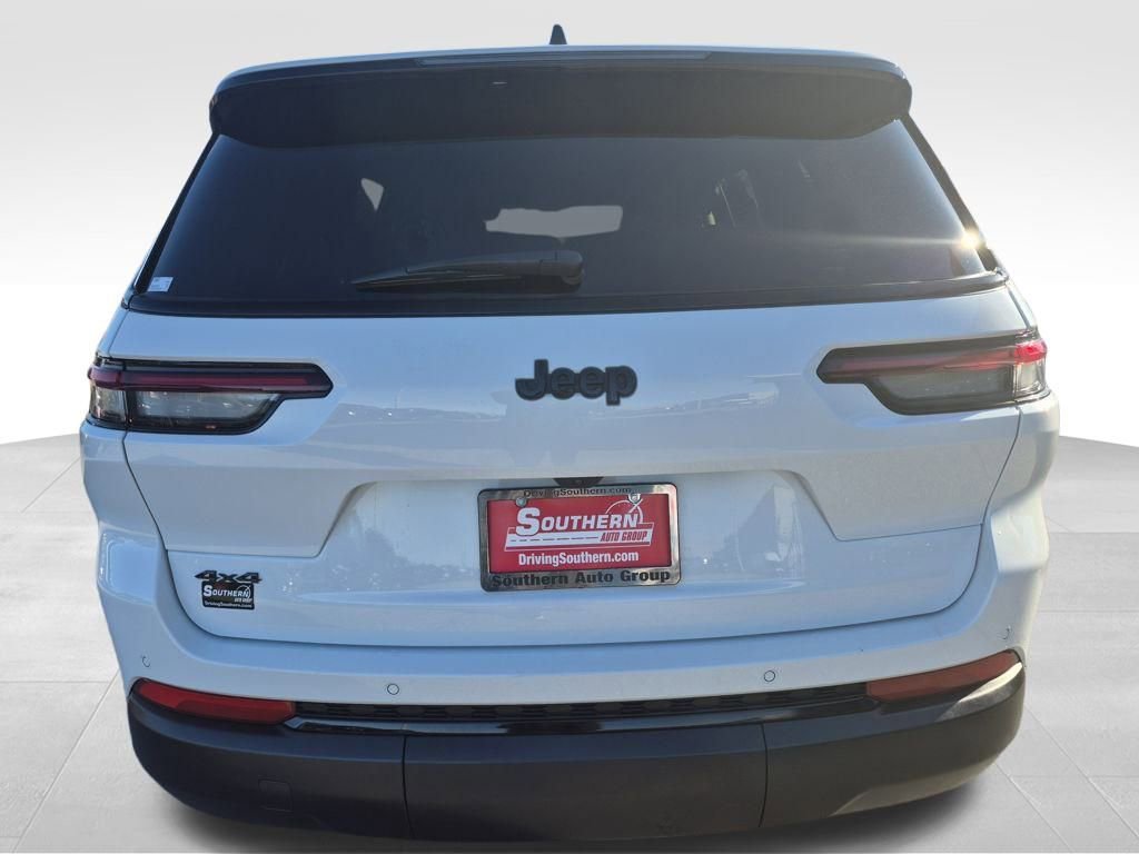 Used 2025 Jeep Grand Cherokee L Laredo image 4