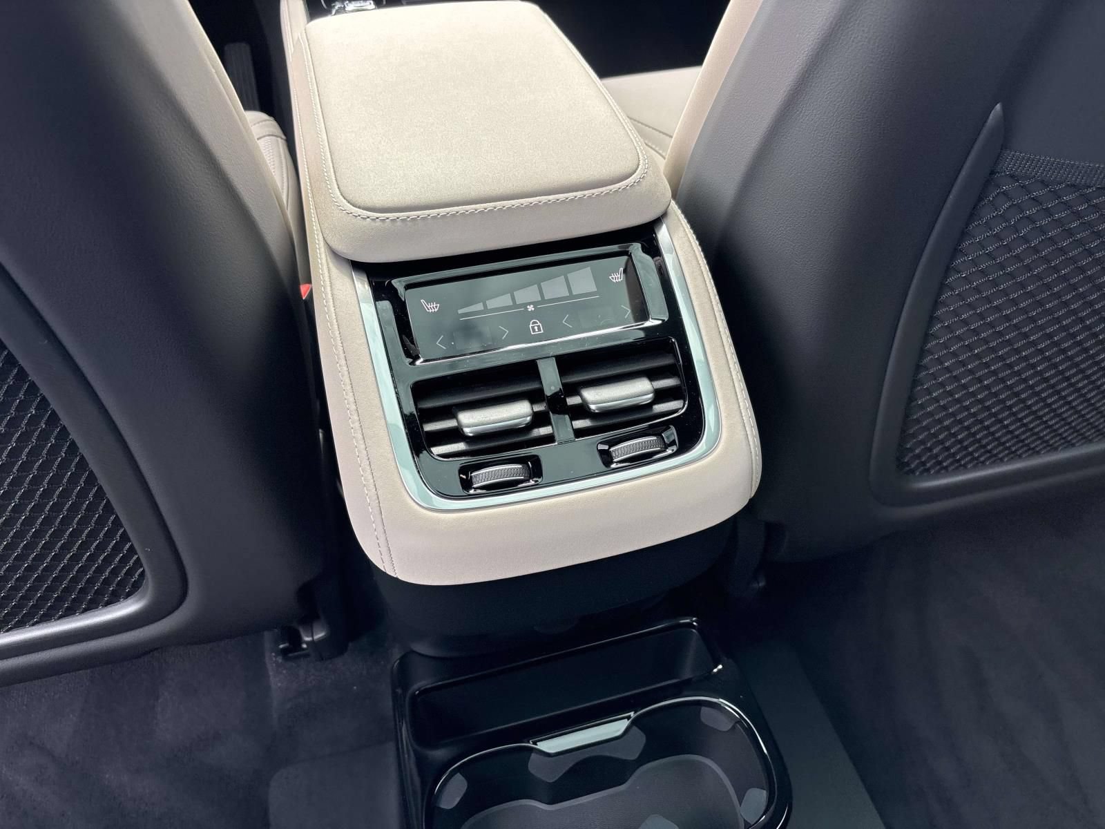 New 2026 Volvo XC90 B6 Plus w/ Protection Package Premier AWD/4WD image 32