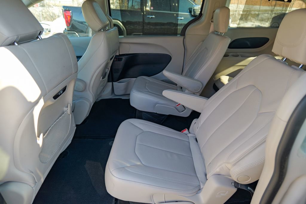 Used 2021 Chrysler Pacifica Touring-L image 20