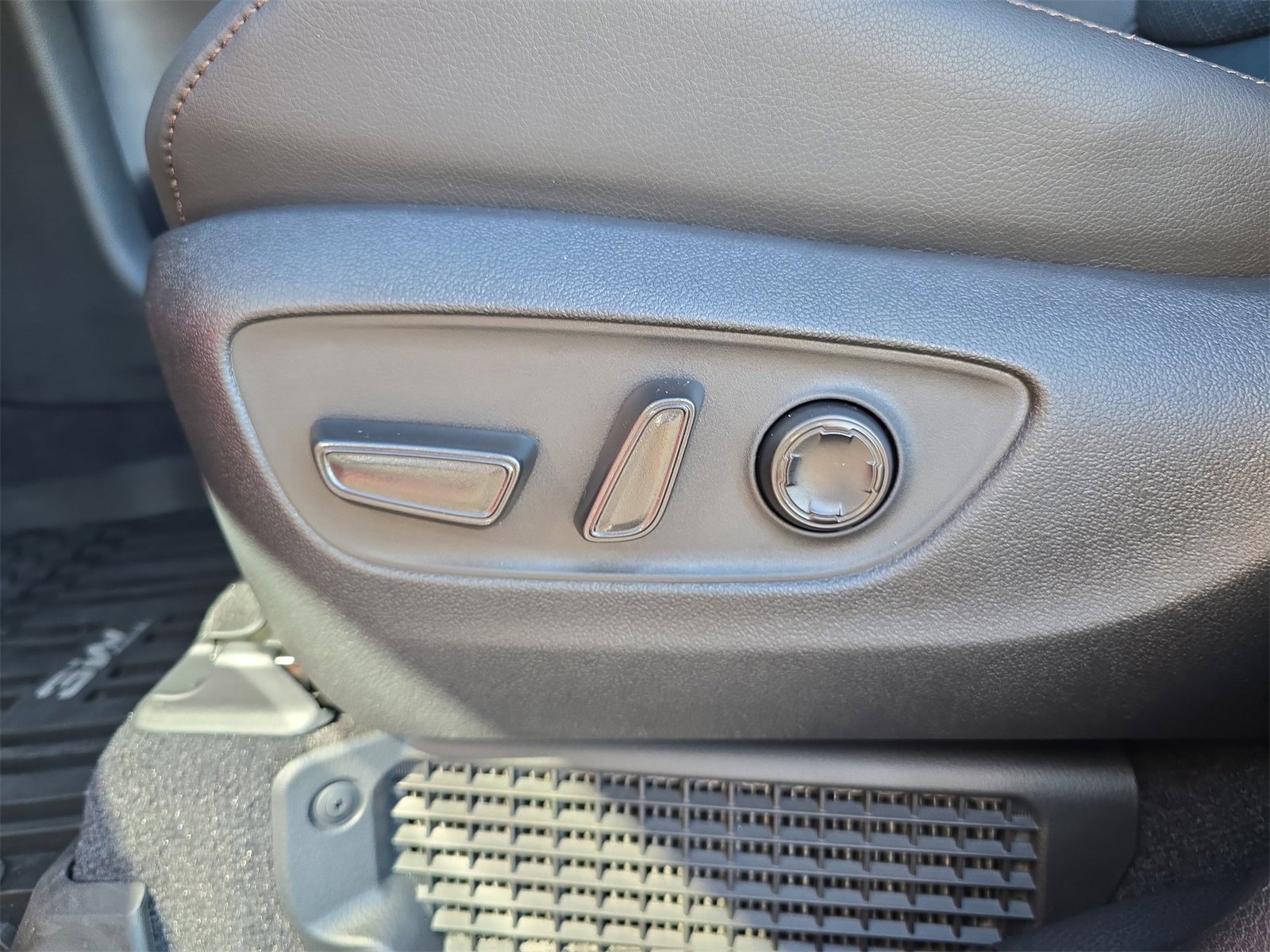 Used 2025 Toyota Sienna Platinum image 16