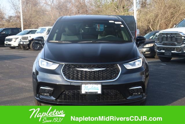 New 2026 Chrysler Pacifica Limited image 1