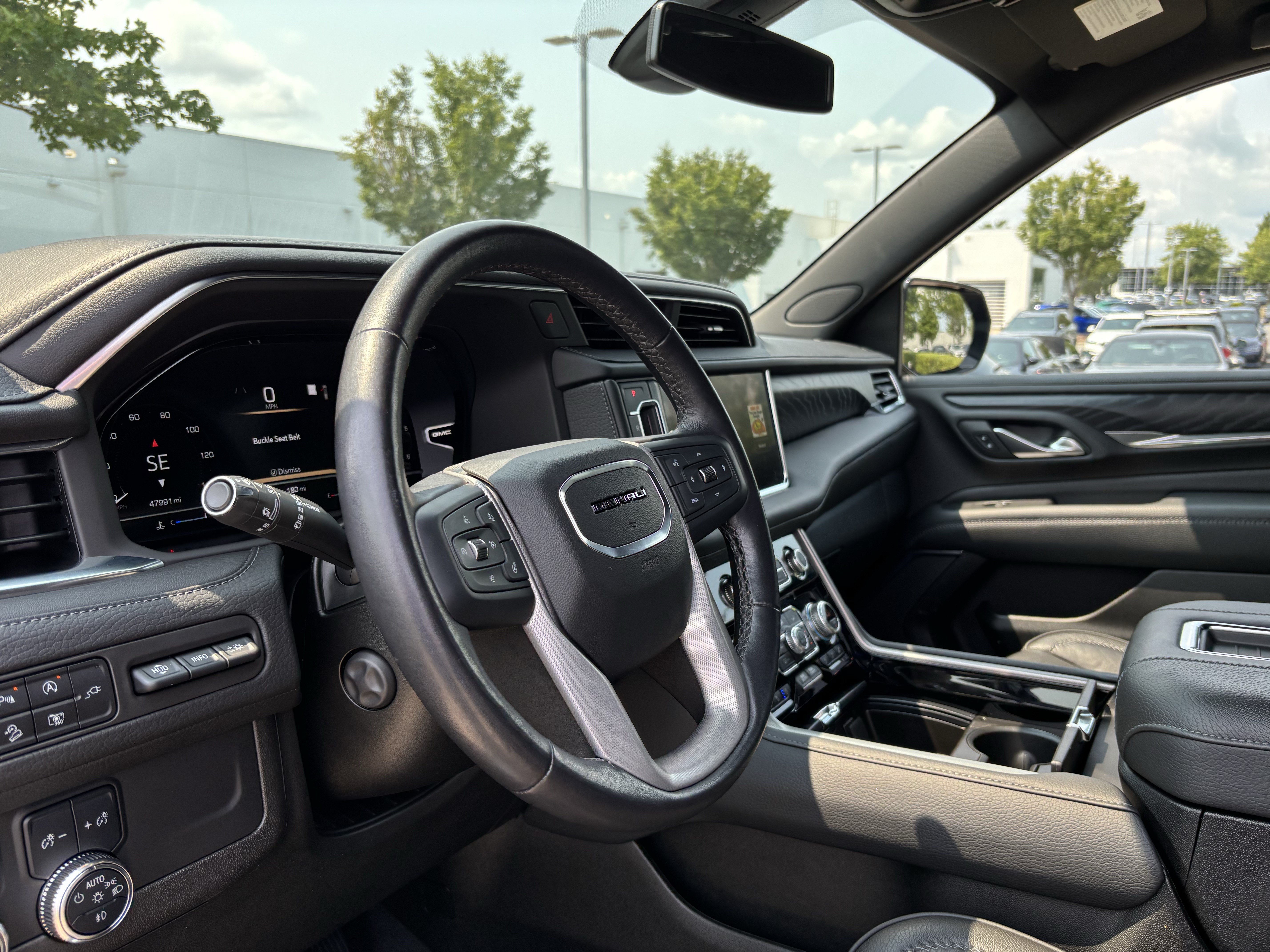 Used 2022 GMC Yukon XL Denali AWD/4WD image 16