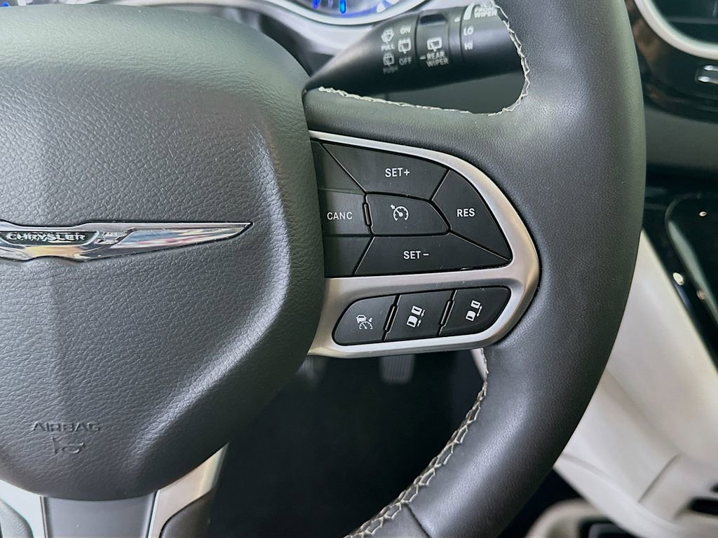 Used 2024 Chrysler Pacifica Touring-L image 25