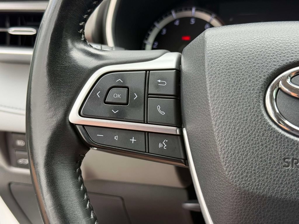 Used 2023 Toyota Highlander XLE AWD/4WD image 35