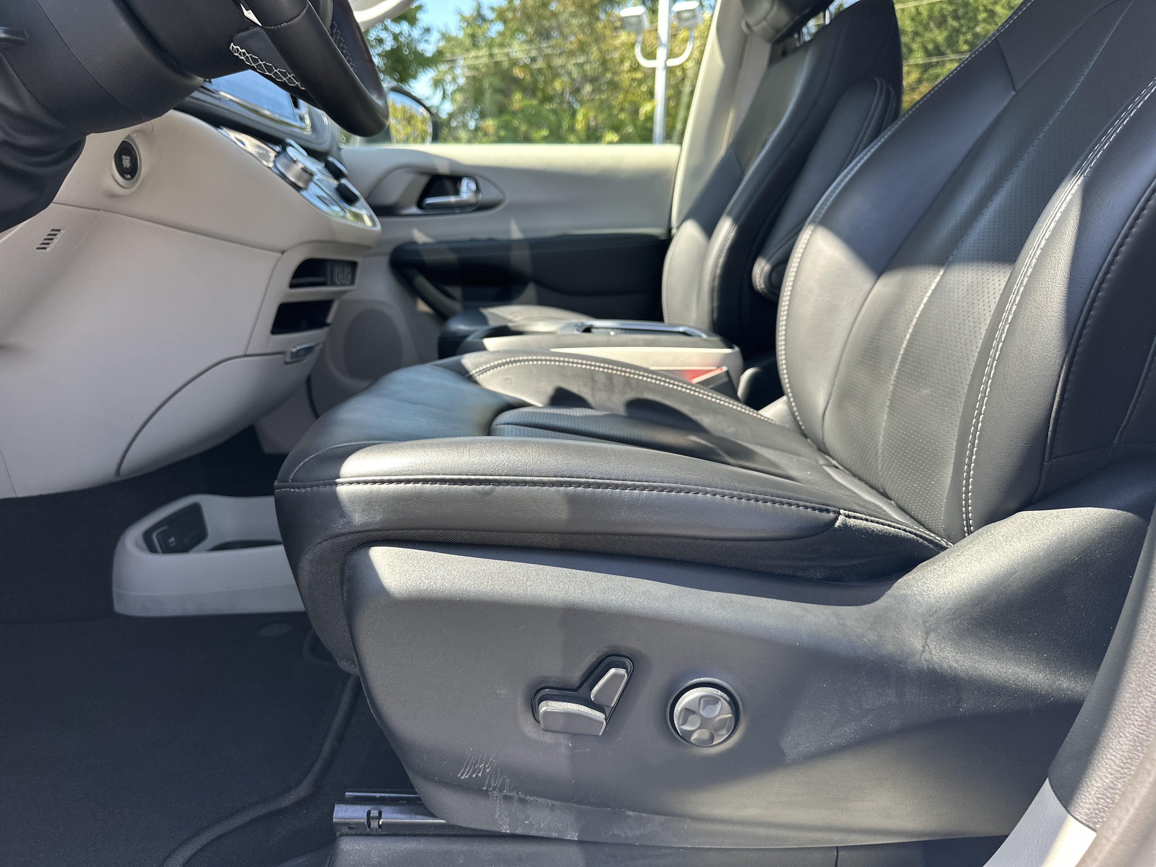 Used 2023 Chrysler Pacifica Touring-L AWD/4WD image 11