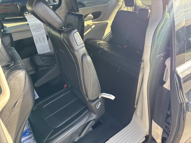 Used 2024 Chrysler Pacifica Touring-L FWD image 32