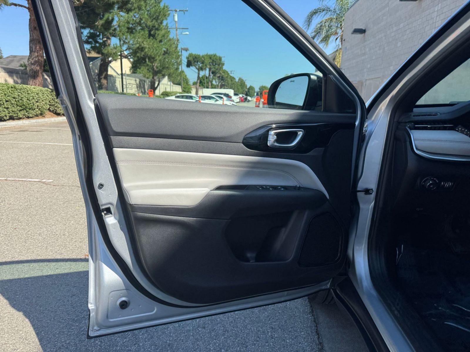 Used 2025 Jeep Compass Limited image 18