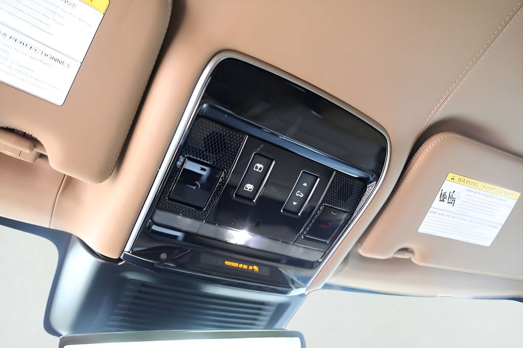 Used 2025 Land Rover Range Rover Autobiography AWD/4WD image 18