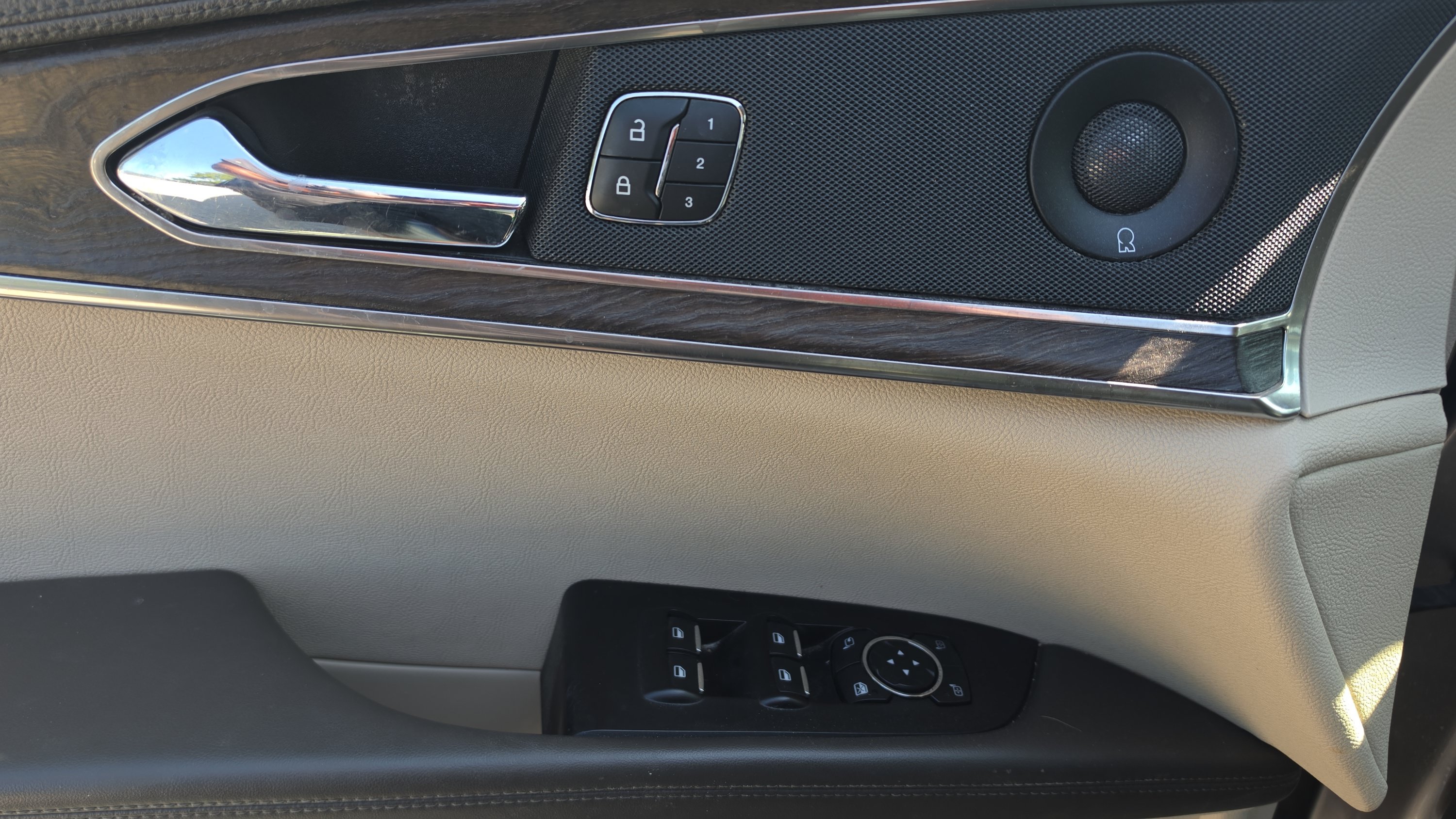 Used 2020 Lincoln Nautilus Reserve FWD image 11