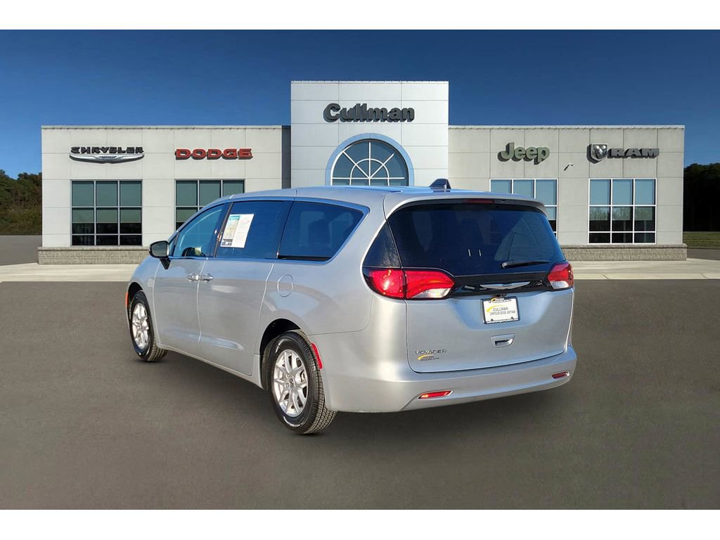Used 2023 Chrysler Voyager LX image 7