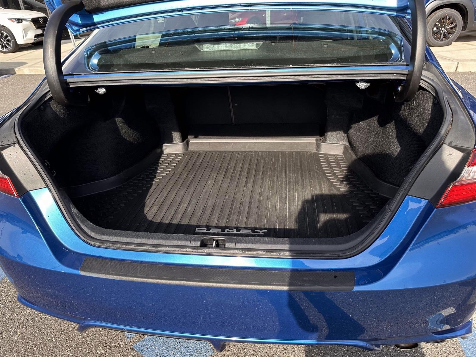 Used 2019 Toyota Camry SE FWD image 7