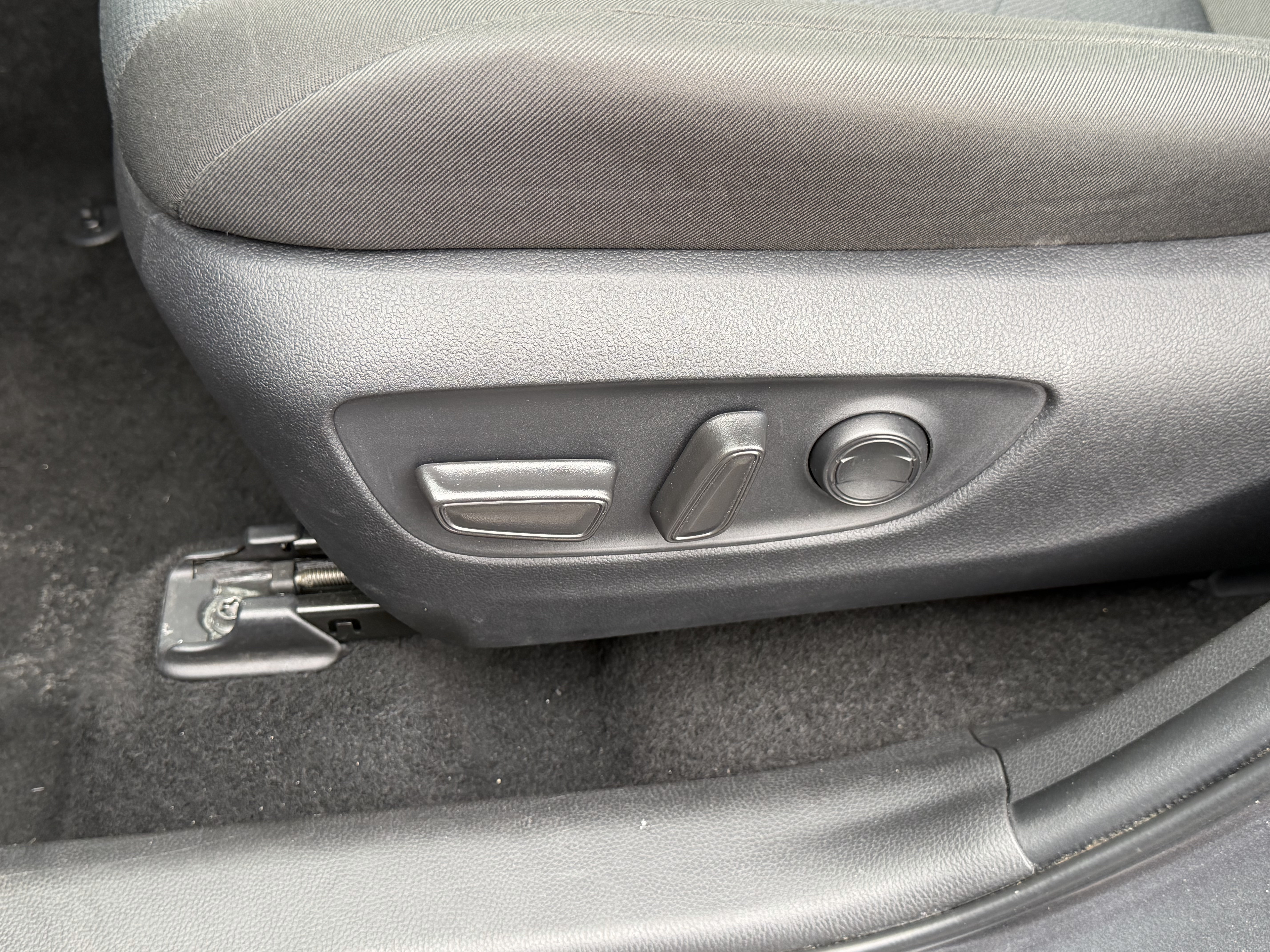 Used 2025 Toyota RAV4 XLE FWD image 15