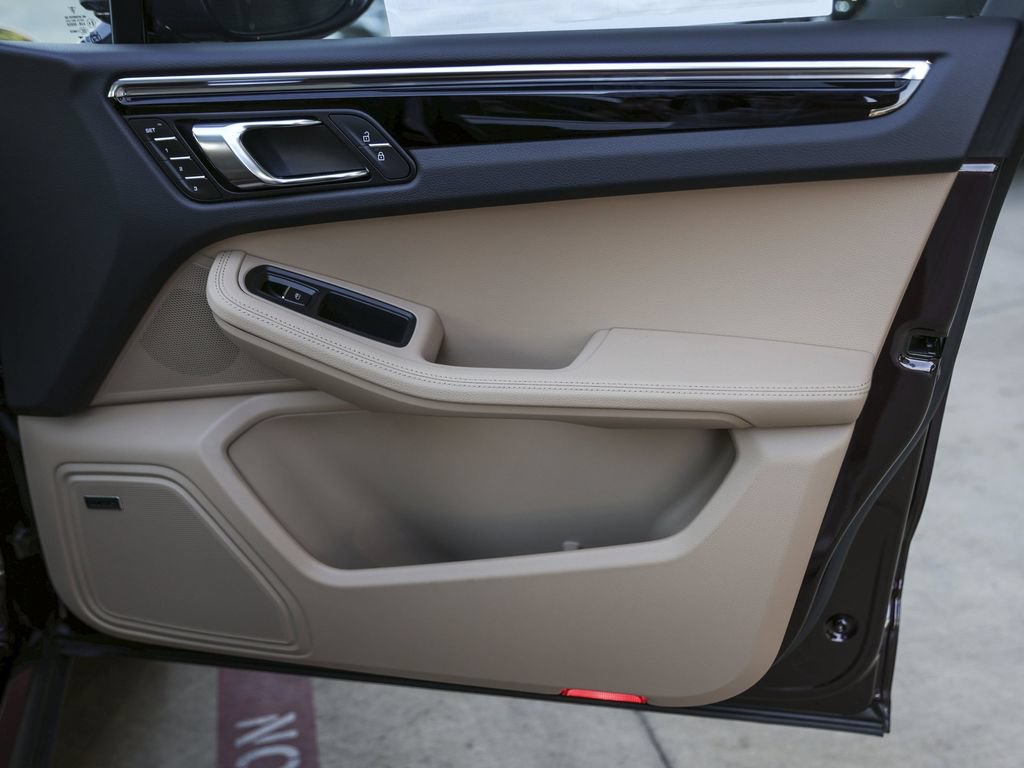 Certified 2026 Porsche Macan AWD/4WD image 38