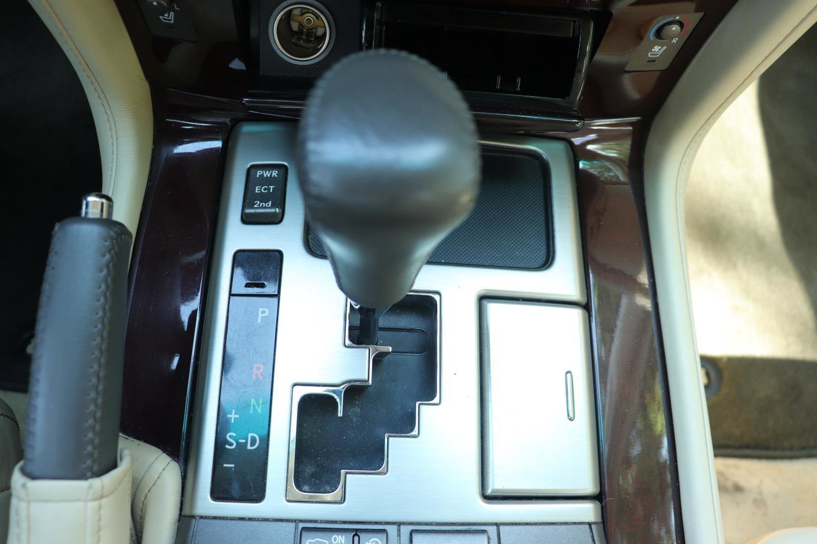 Used 2013 Lexus LX 570 4WD w/ Luxury Pkg image 38