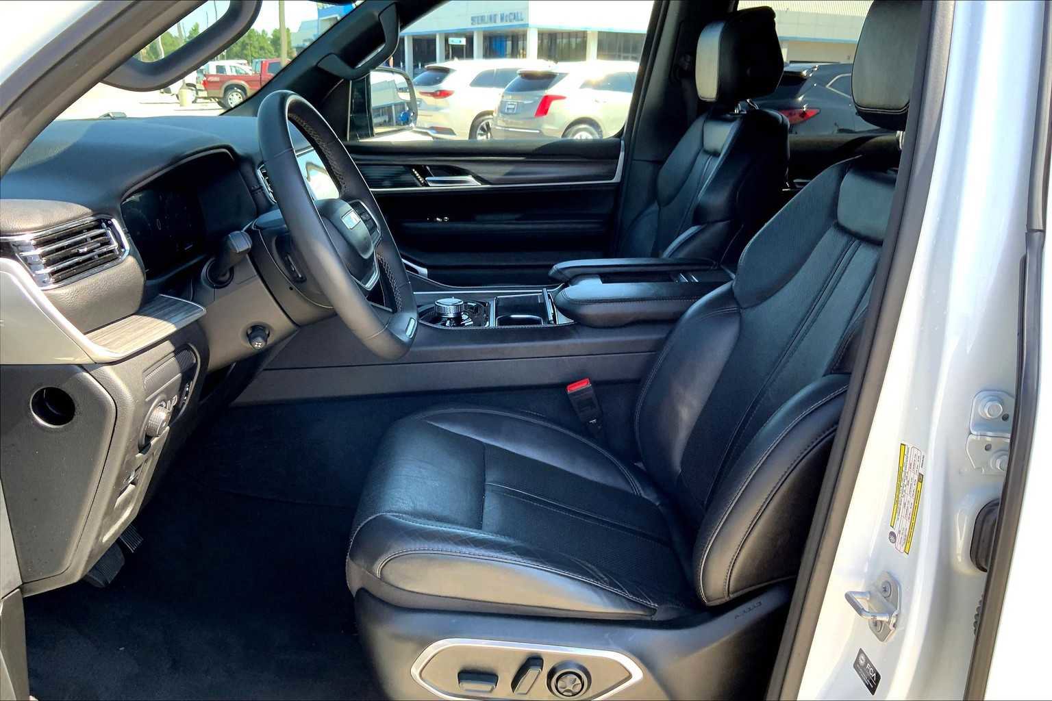 Used 2023 Jeep Wagoneer L Series III w/ Preferred Equipment Group image 7