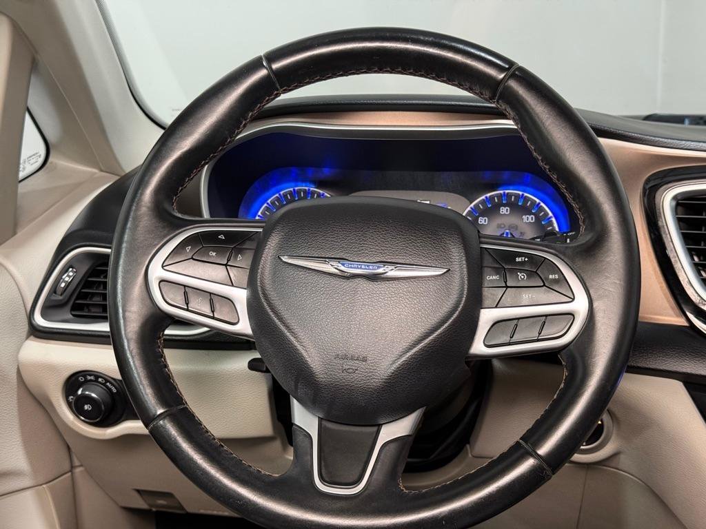 Used 2018 Chrysler Pacifica Touring-L FWD image 14
