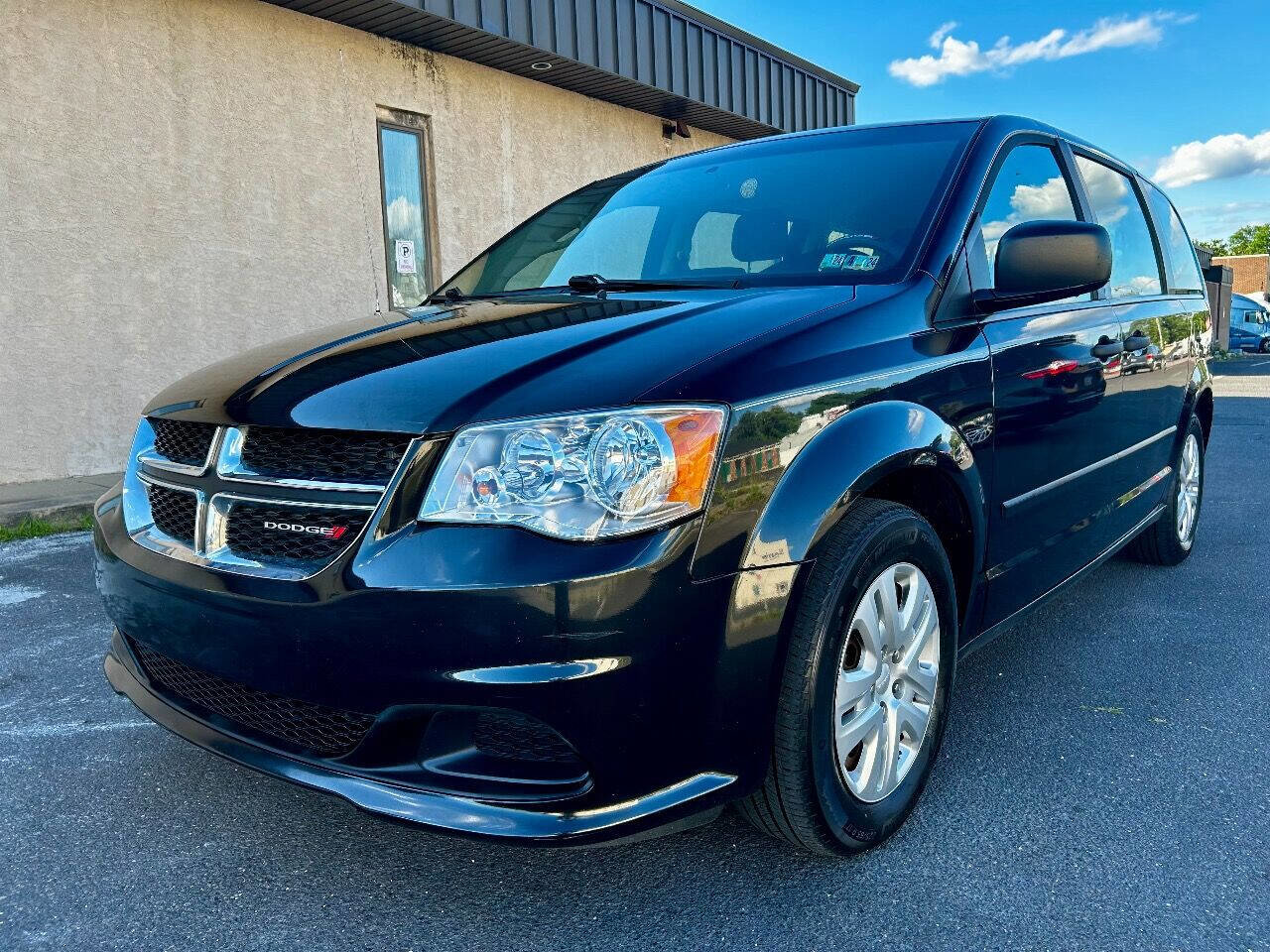 Used 2016 Dodge Grand Caravan image 2