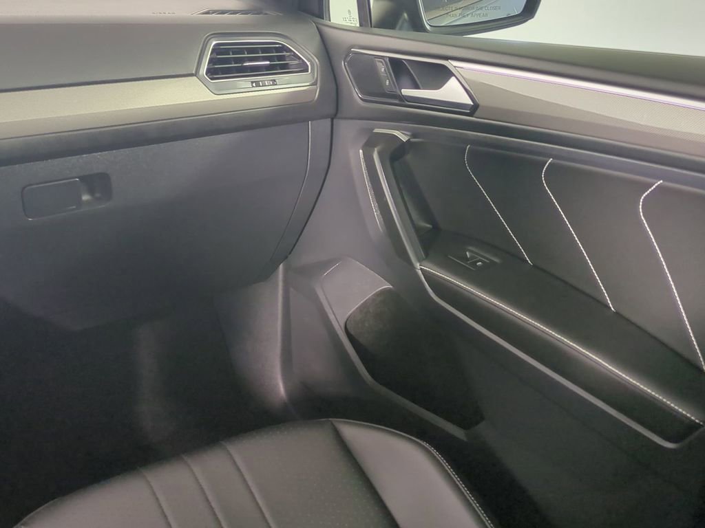 Used 2024 Volkswagen Tiguan SE R-Line image 20