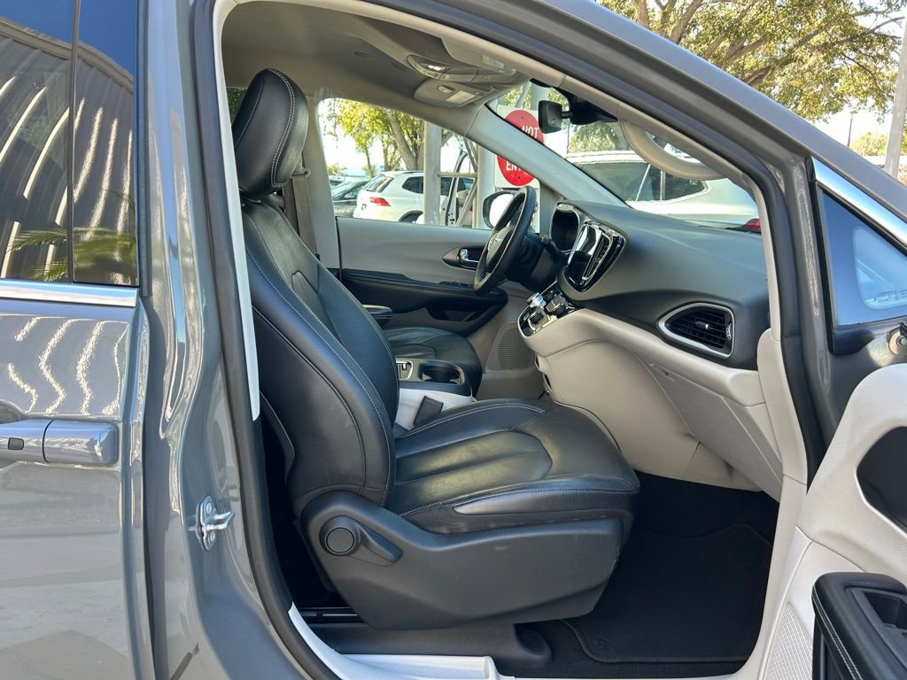 Used 2022 Chrysler Pacifica Touring-L image 42