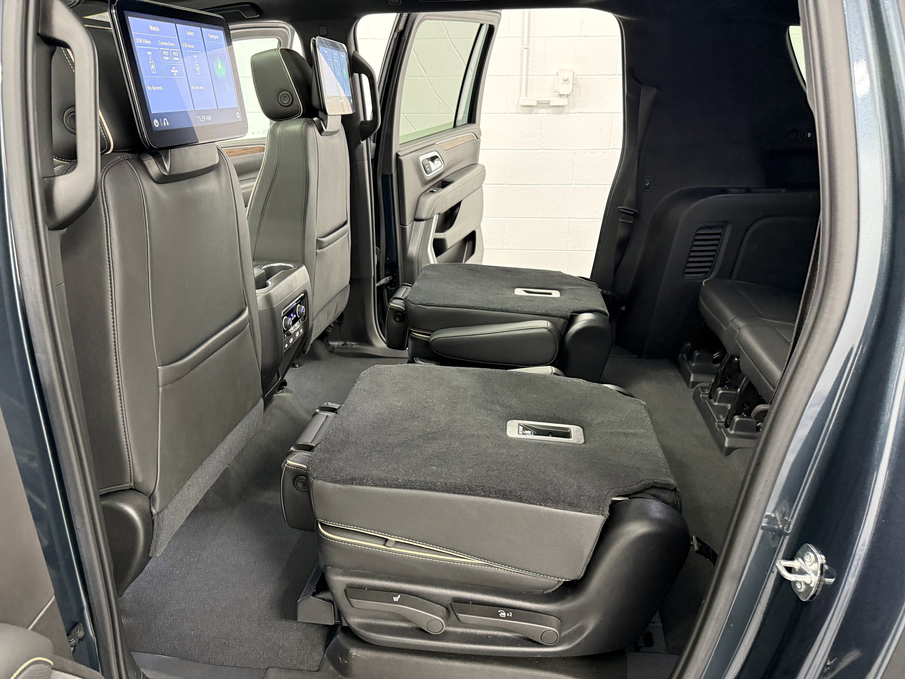 Used 2021 Chevrolet Suburban Premier w/ Premium Package AWD/4WD image 16