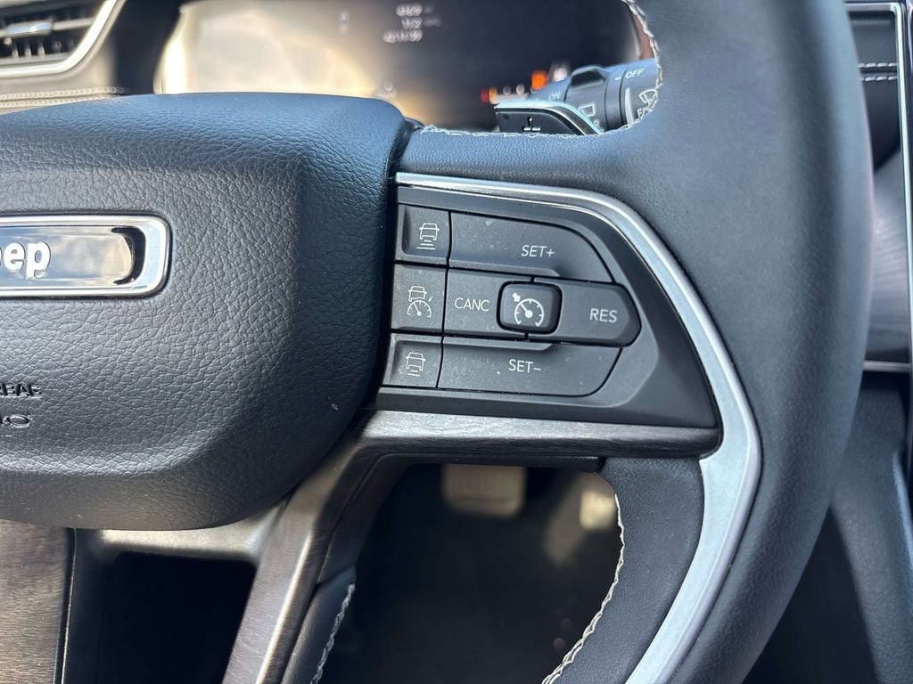 Used 2023 Jeep Grand Cherokee L Limited w/ Luxury Tech Group II AWD/4WD image 28