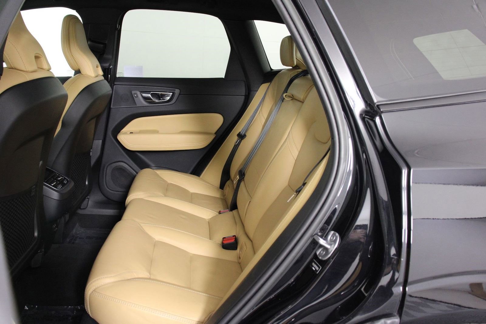 Certified 2023 Volvo XC60 B5 Ultimate w/ Climate Package image 32