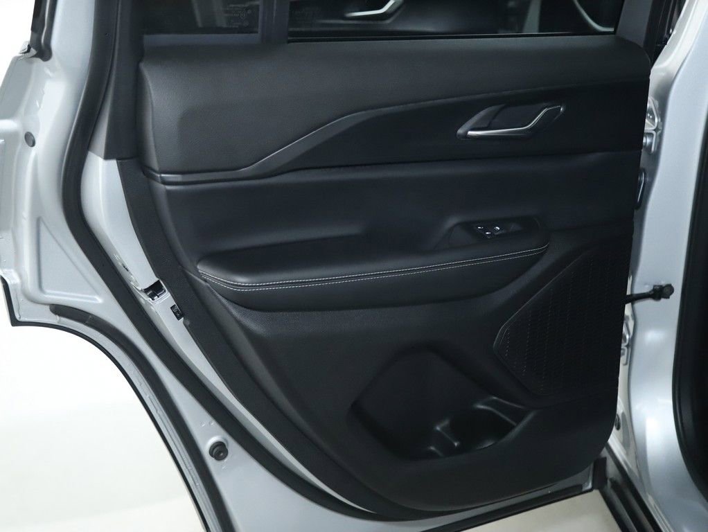 Used 2025 Jeep Grand Cherokee Laredo X image 13