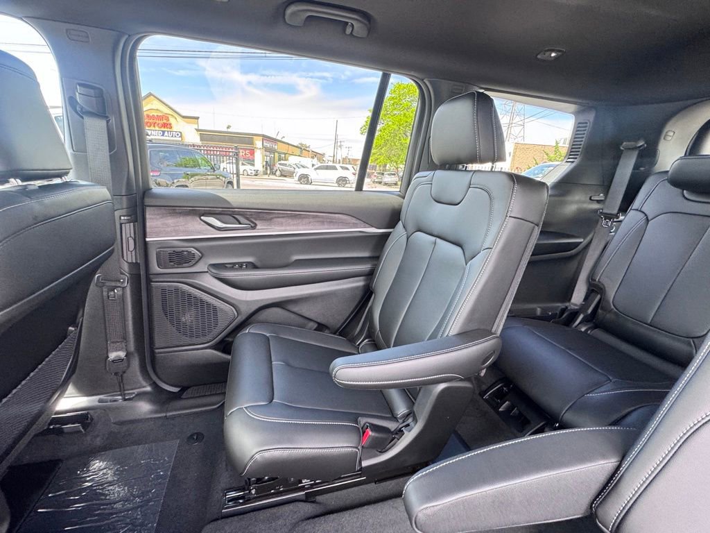 New 2026 Jeep Grand Cherokee L Limited w/ Limited Altitude Package AWD/4WD image 17