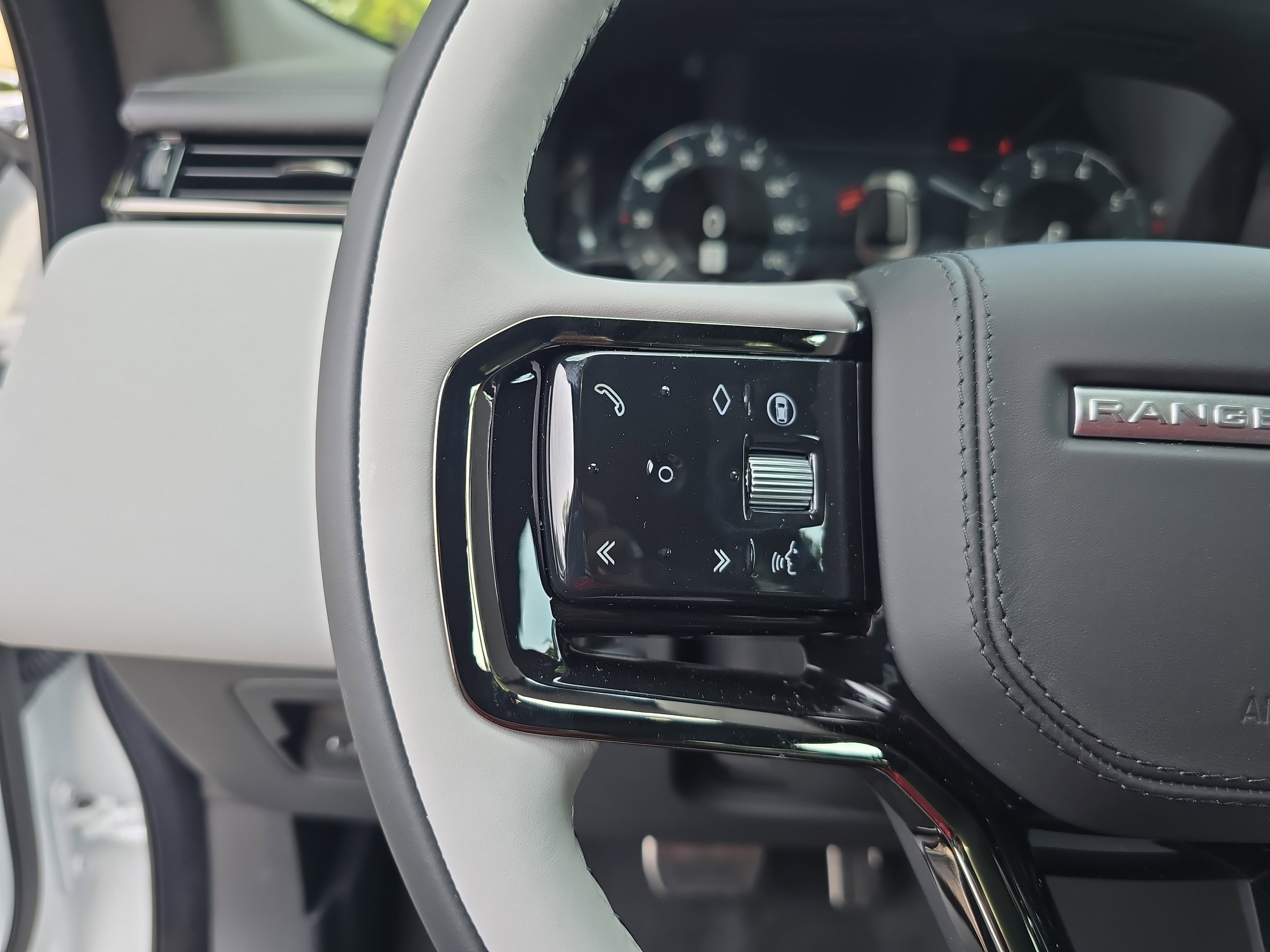 New 2026 Land Rover Range Rover Velar Dynamic SE image 17
