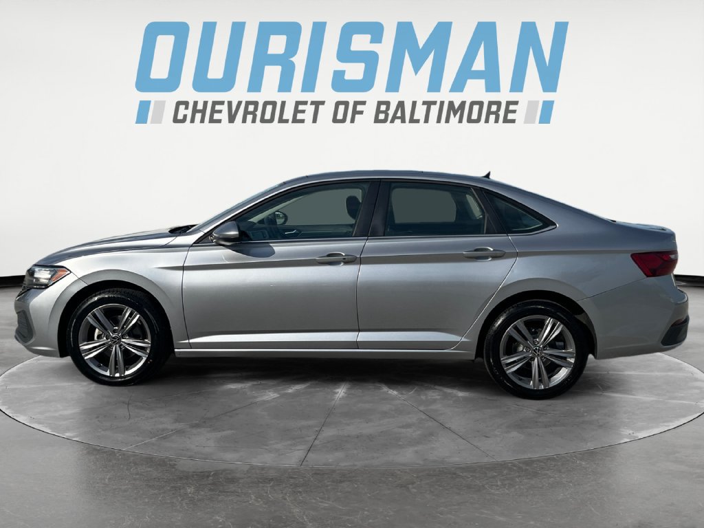 Used 2024 Volkswagen Jetta SE FWD image 3